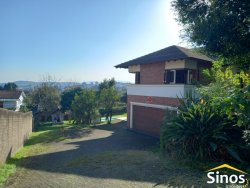 Sobrado com 03 dormitórios no Bairro Petrópolis  