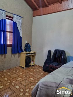 Casa com 03 dormitórios em Lomba Grande 