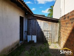 Terreno plano com duas casas no Bairro Canudos 