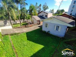 Terreno plano com duas casas no Bairro Canudos 