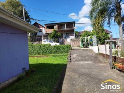 Terreno plano com duas casas no Bairro Canudos 
