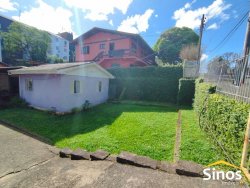 Terreno plano com duas casas no Bairro Canudos 