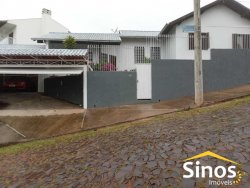 Casa com 03 dormitórios no bairro Feitoria 