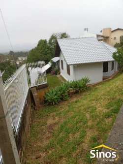 Casa com 03 dormitórios no bairro Feitoria 