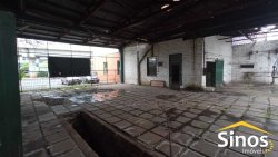 Terreno plano com construção de 1.500 m² 