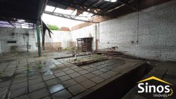 Terreno plano com construção de 1.500 m² 