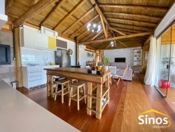 Maravilhosa casa em estilo rústico-moderno 