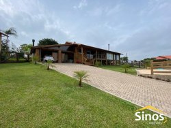 Maravilhosa casa em estilo rústico-moderno 