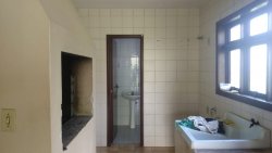 Casa com 03 dormitórios em Lomba Grande 