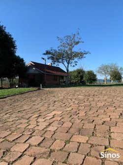 Casa com 03 dormitórios em Lomba Grande 
