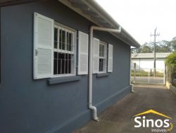 Casa com 03 dormitórios em Lomba Grande 