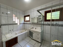 Linda casa na área central de Lomba Grande 