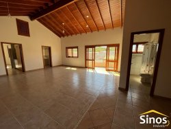 Linda casa na área central de Lomba Grande 