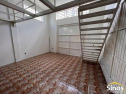 Sobrado de esquina com 04 dormitórios no bairro Operário 