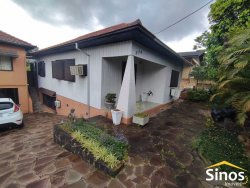 Casa com 03 dormitórios no bairro Vila Nova 