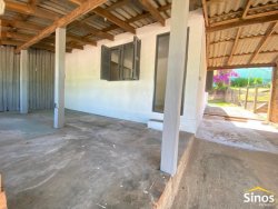 Casa com 03 dormitórios em Lomba Grande 