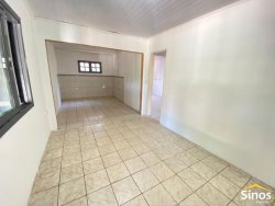 Casa com 03 dormitórios em Lomba Grande 