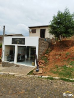 Casa com sala comercial no bairro Boa Saúde  