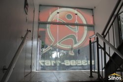 Prédio comercial na área central de Lomba Grande  