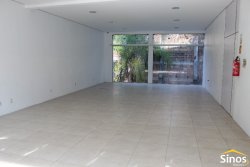 Prédio comercial na área central de Lomba Grande  