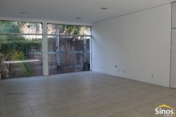 Prédio comercial na área central de Lomba Grande  