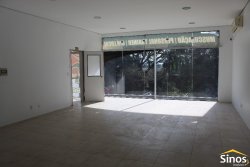 Prédio comercial na área central de Lomba Grande  