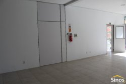 Prédio comercial na área central de Lomba Grande  