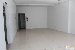 Prédio comercial na área central de Lomba Grande  