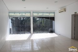 Prédio comercial na área central de Lomba Grande  