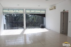 Prédio comercial na área central de Lomba Grande  