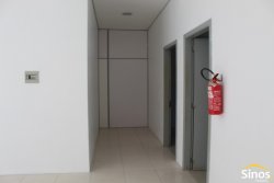 Prédio comercial na área central de Lomba Grande  