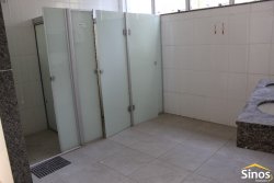 Prédio comercial na área central de Lomba Grande  