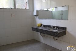 Prédio comercial na área central de Lomba Grande  