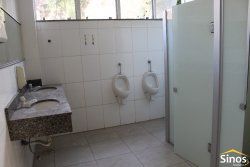 Prédio comercial na área central de Lomba Grande  