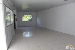 Prédio comercial na área central de Lomba Grande  