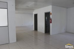 Prédio comercial na área central de Lomba Grande  