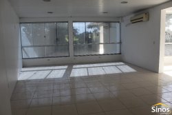 Prédio comercial na área central de Lomba Grande  