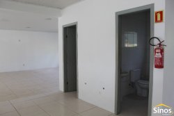 Prédio comercial na área central de Lomba Grande  