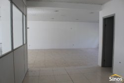 Prédio comercial na área central de Lomba Grande  