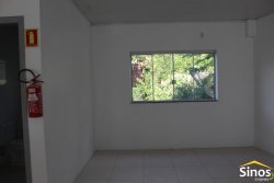Prédio comercial na área central de Lomba Grande  