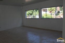 Prédio comercial na área central de Lomba Grande  