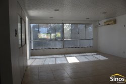 Prédio comercial na área central de Lomba Grande  