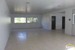 Prédio comercial na área central de Lomba Grande  