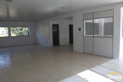 Prédio comercial na área central de Lomba Grande  