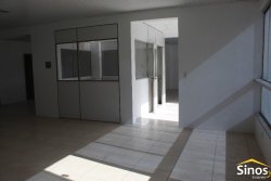 Prédio comercial na área central de Lomba Grande  