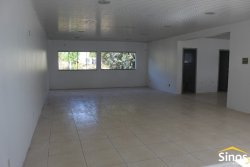Prédio comercial na área central de Lomba Grande  