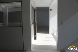 Prédio comercial na área central de Lomba Grande  