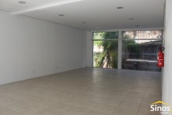Prédio comercial na área central de Lomba Grande  