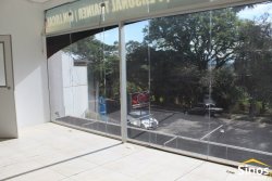 Prédio comercial na área central de Lomba Grande  