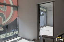Prédio comercial na área central de Lomba Grande  
